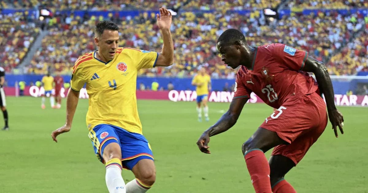 Jugadores compitiendo por el balón en el partido