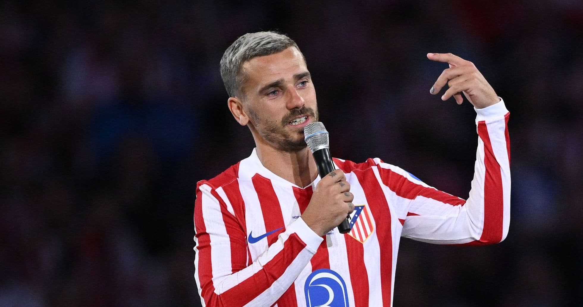 Jugador de Atlético de Madrid hablando con micrófono