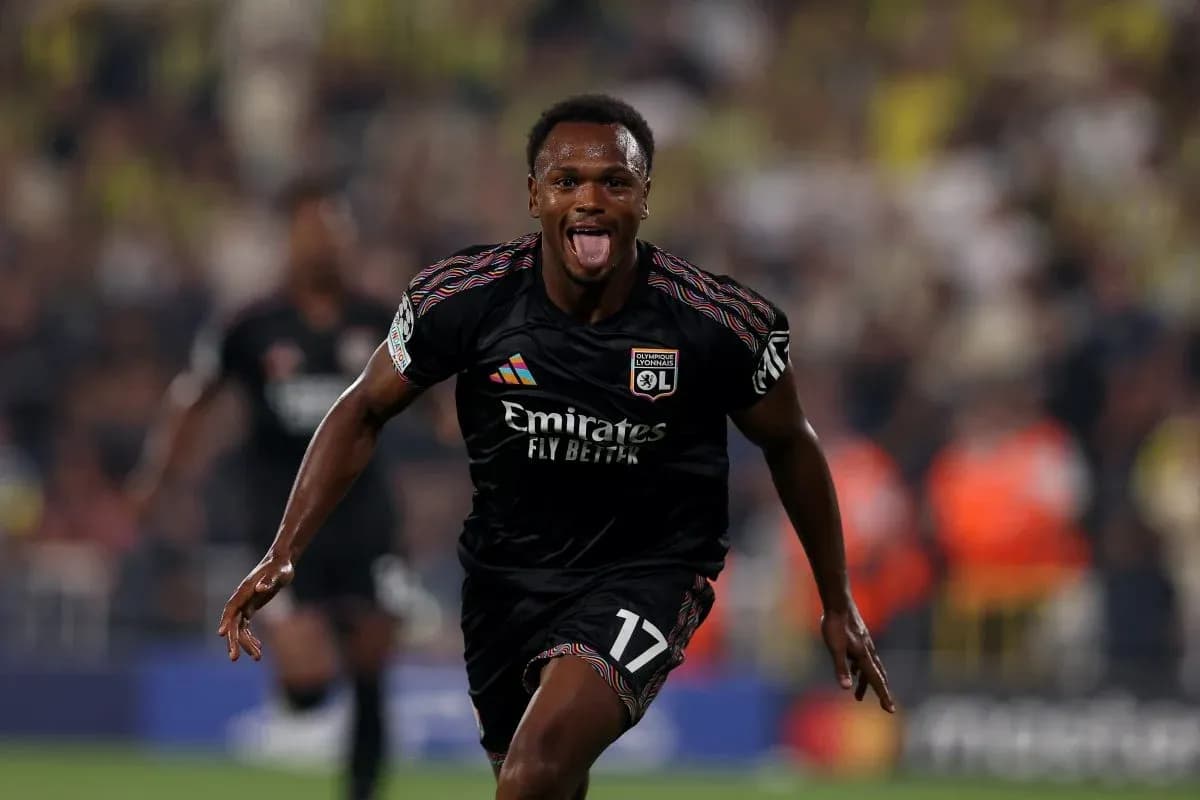 Jugador de Lyon celebrando un gol