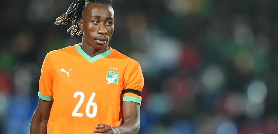 Jugador de Costa de Marfil en partido de fútbol