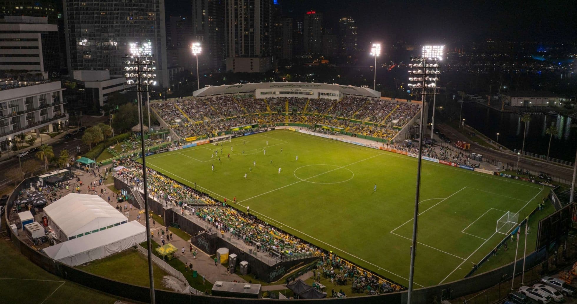 Partido de fútbol en el estadio de Tampa