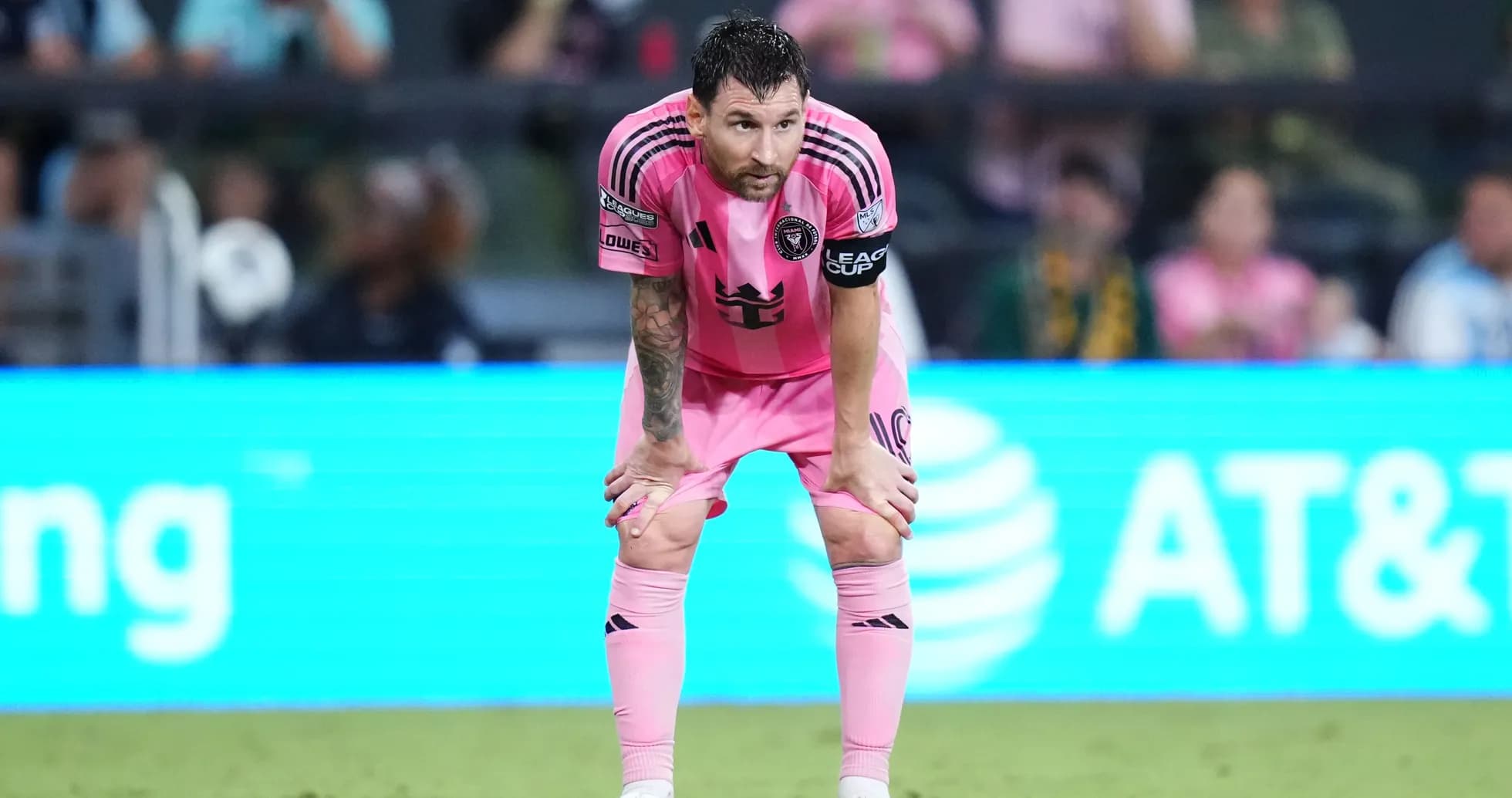 Jugador en uniforme rosa en el campo de fútbol