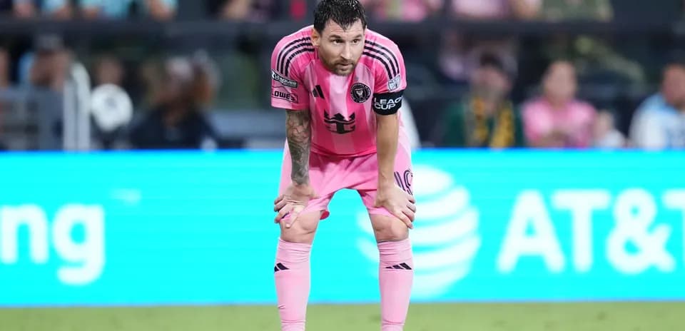 Jugador en uniforme rosa en el campo de fútbol