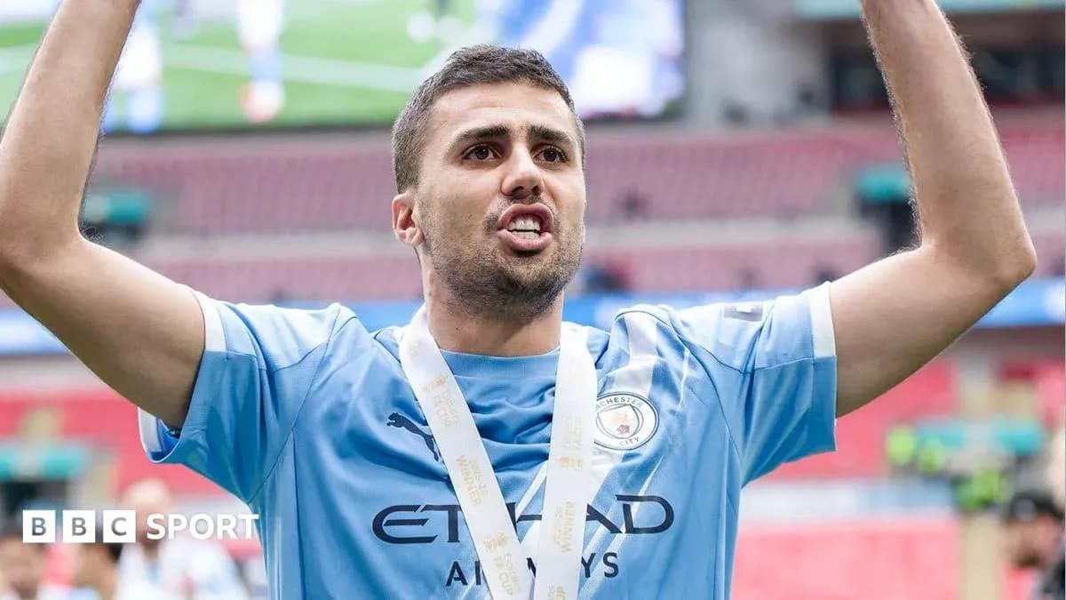 Jugador de Manchester City celebrando con medalla