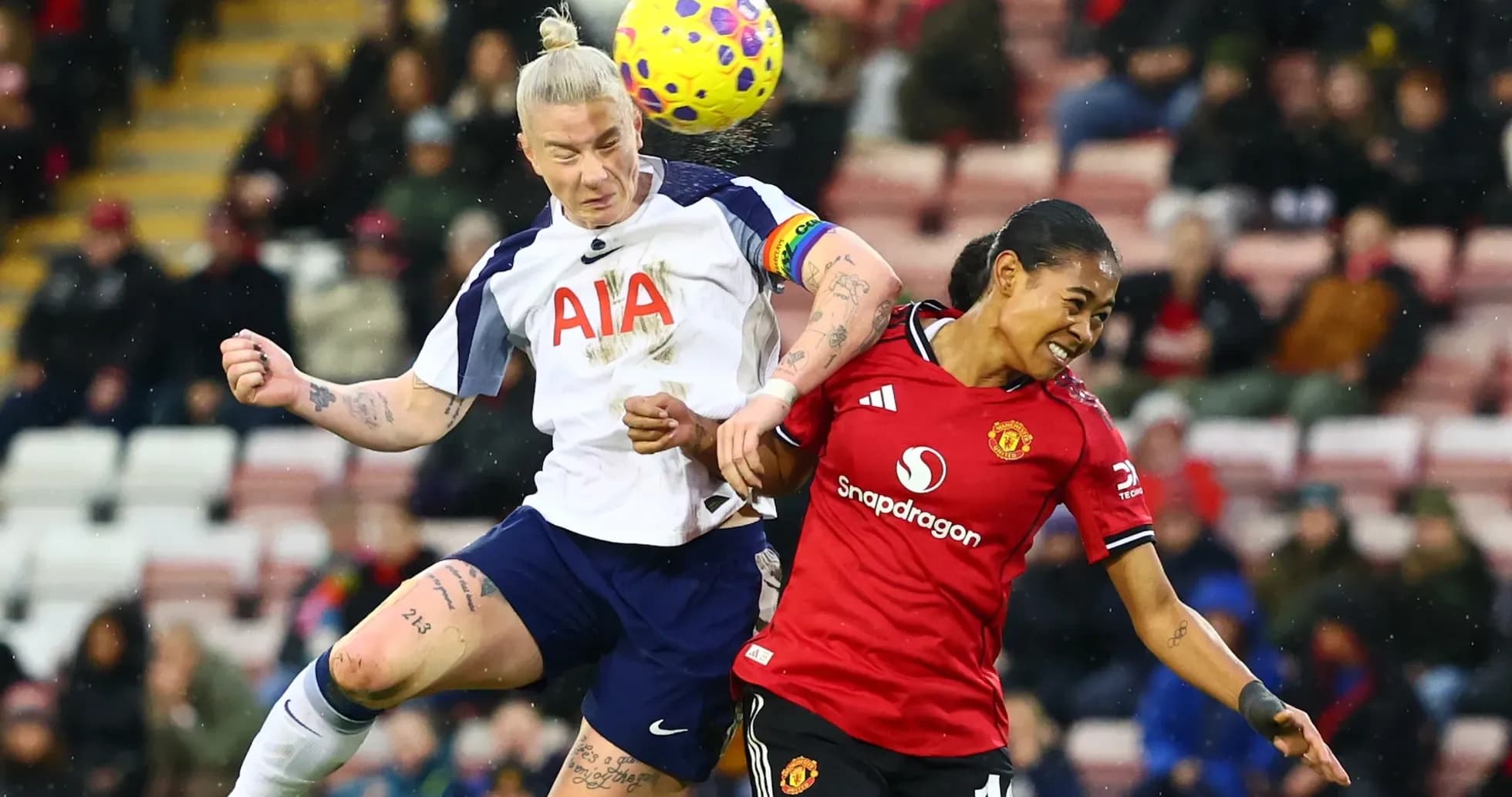 Jugadora de Tottenham y Manchester en acción