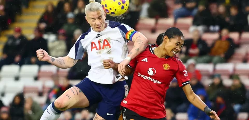 Jugadora de Tottenham y Manchester en acción