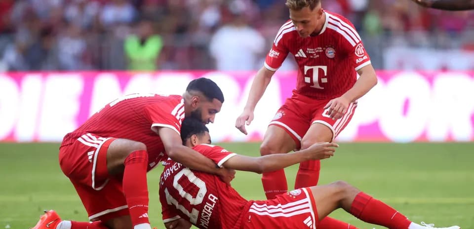 Jugadores de Bayern celebrando en el campo de juego