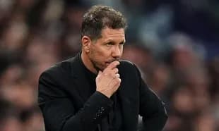 Entrenador pensativo durante el partido