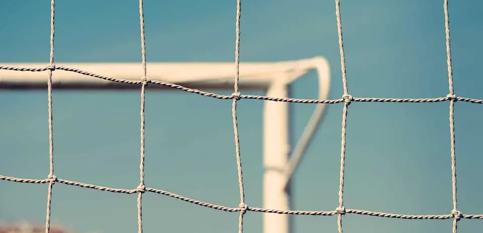 Red de una portería de fútbol con fondo azul