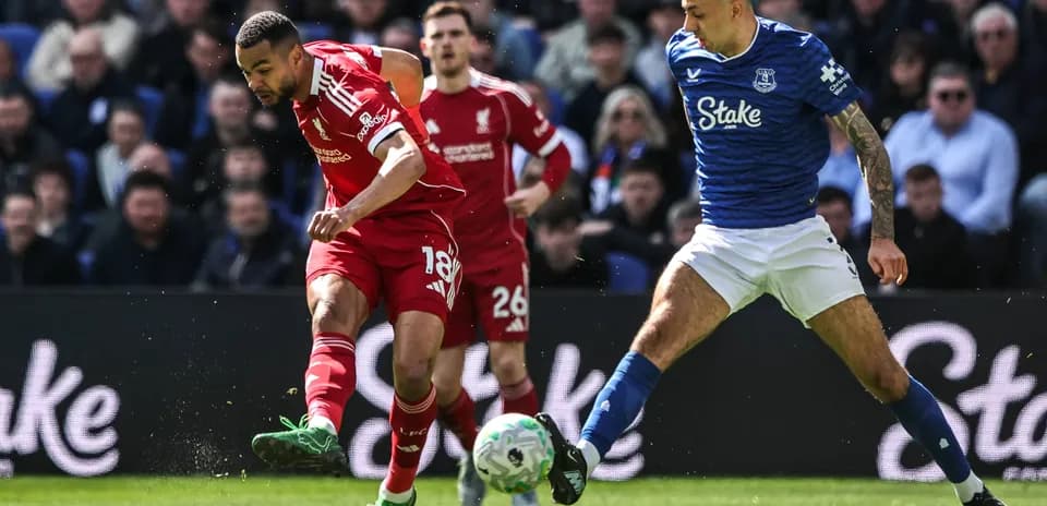 Jugador de Liverpool driblando ante defensor de Everton