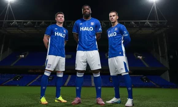 Tres jugadores de Ipswich Town posando en el campo
