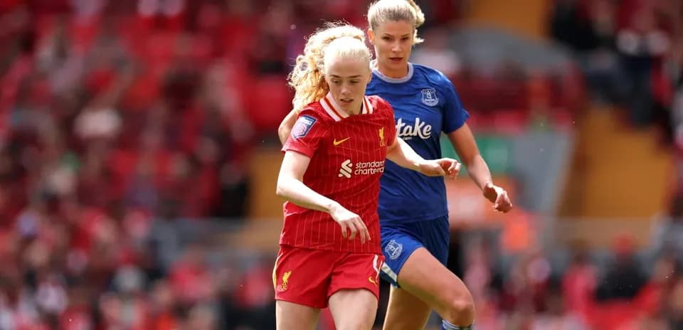 Jugadora de Liverpool avanzando con el balón