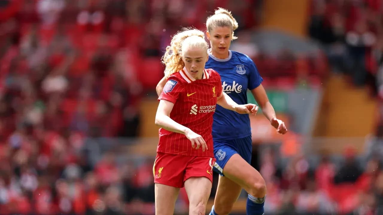 Jugadora de Liverpool avanzando con el balón