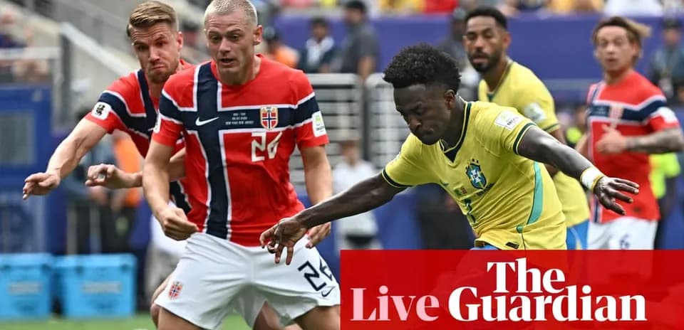 Jugador de Brasil driblando mientras dos noruegos presionan