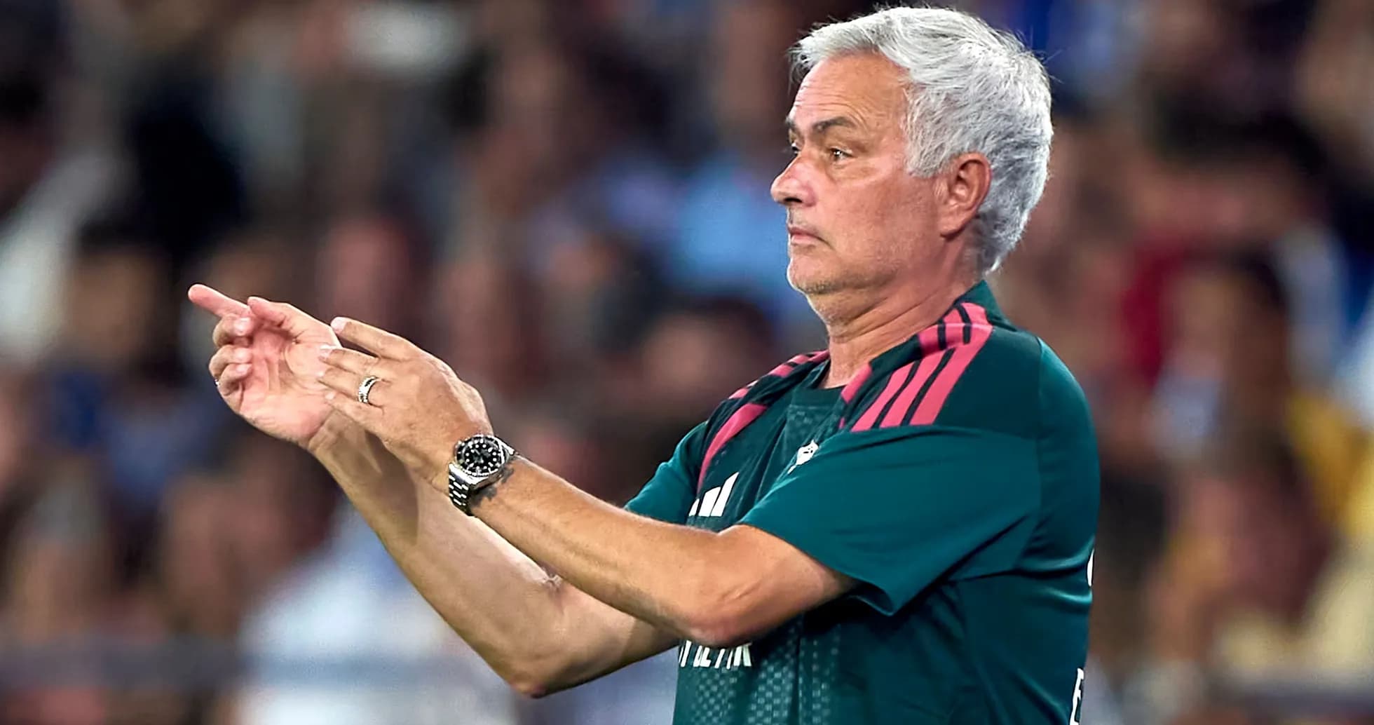 Entrenador dirigiendo a su equipo en el partido