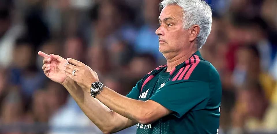 Entrenador dirigiendo a su equipo en el partido