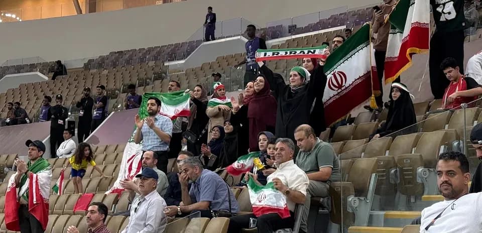 Aficionados de Irán animando en el estadio