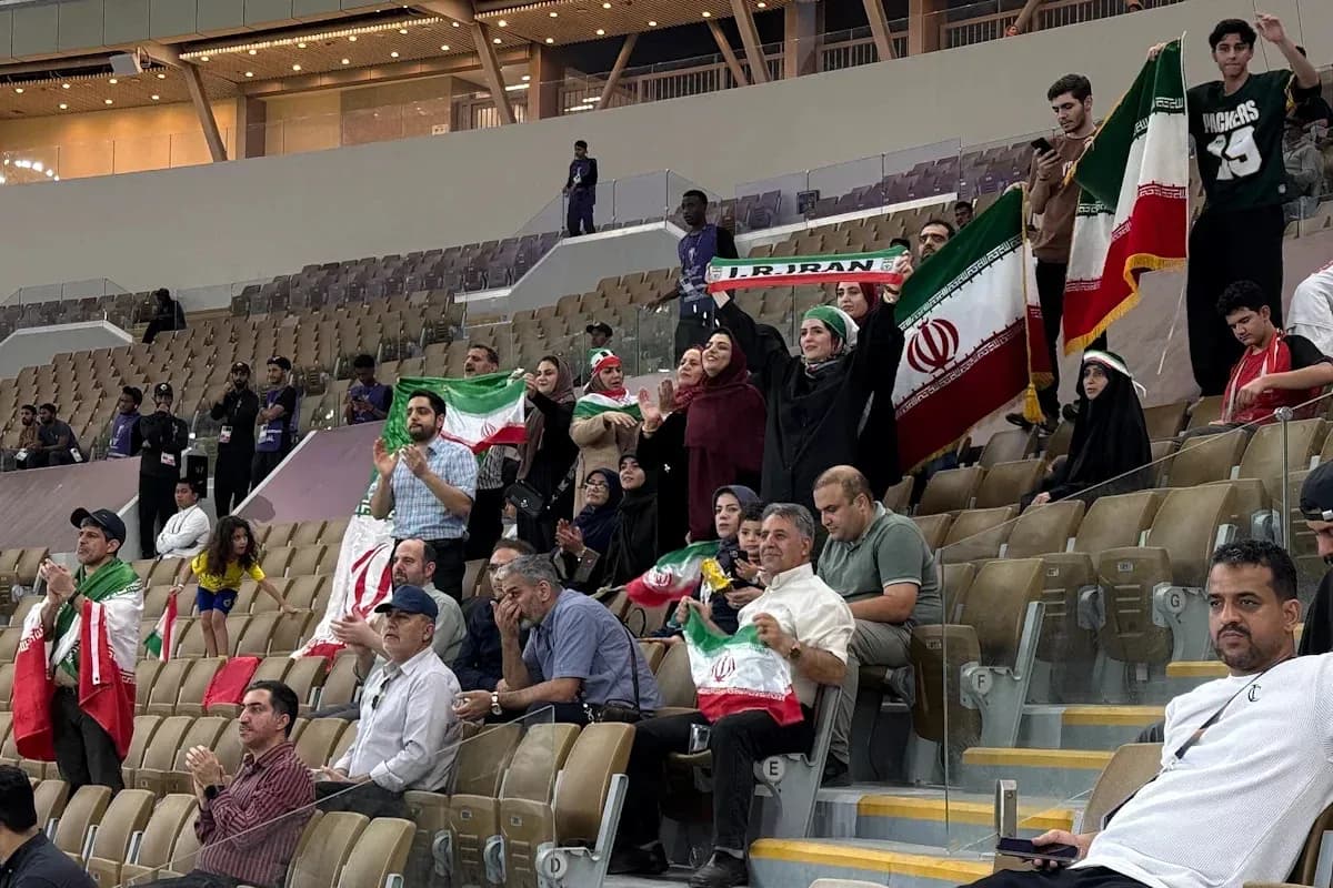 Aficionados de Irán animando en el estadio