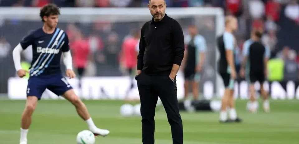 Entrenador observando calentamiento previo al partido