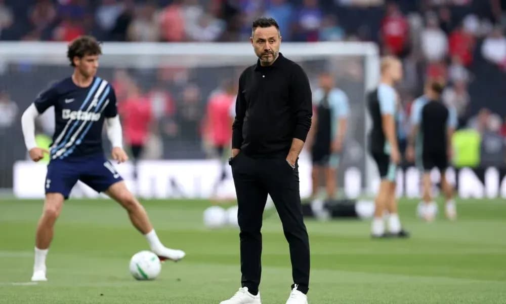 Entrenador observando calentamiento previo al partido