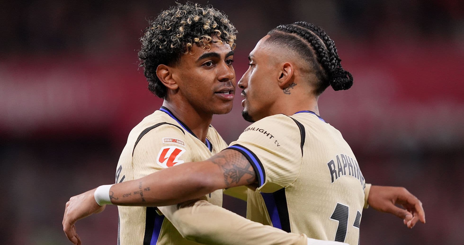 Jugadores abrazándose durante el partido de fútbol