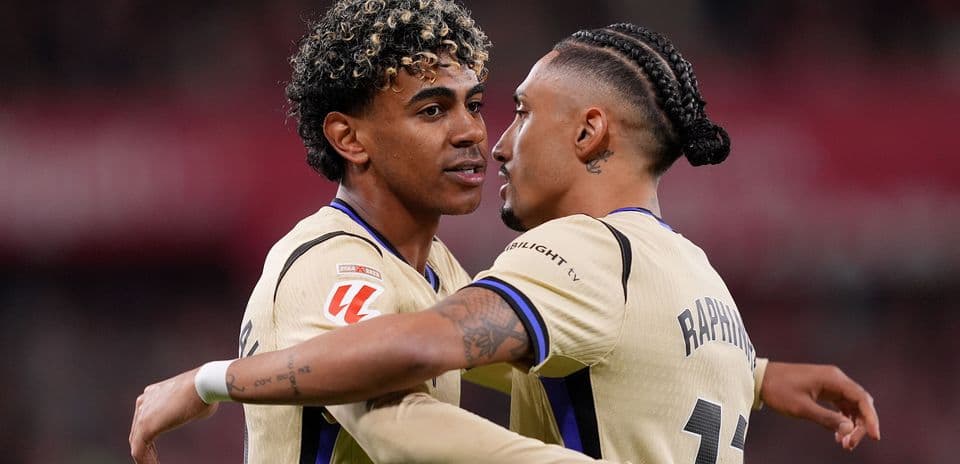 Jugadores abrazándose durante el partido de fútbol