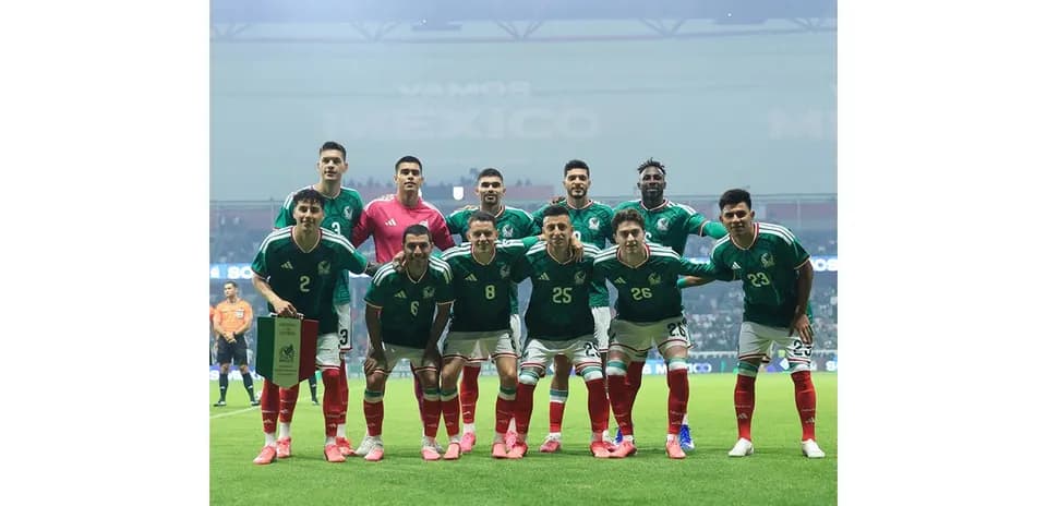 Selección de México posando para la foto oficial