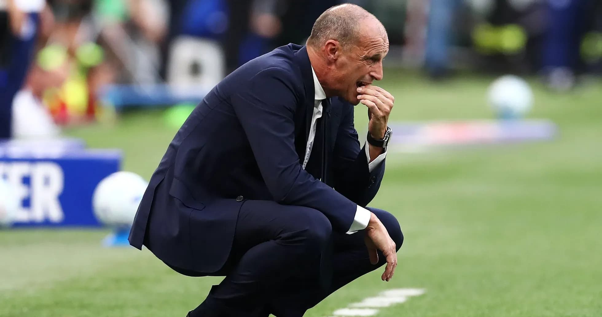 Entrenador sentado en el campo durante el partido