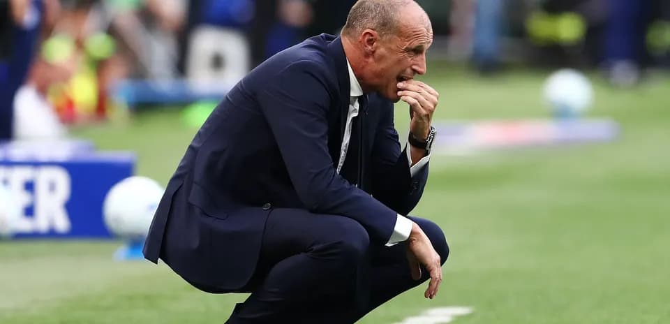 Entrenador sentado en el campo durante el partido