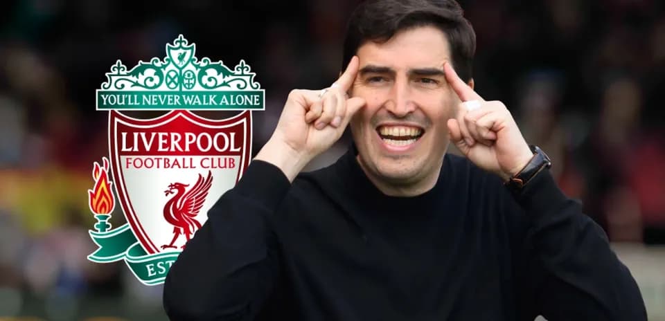Entrenador señalando con las manos en fondo de Liverpool FC
