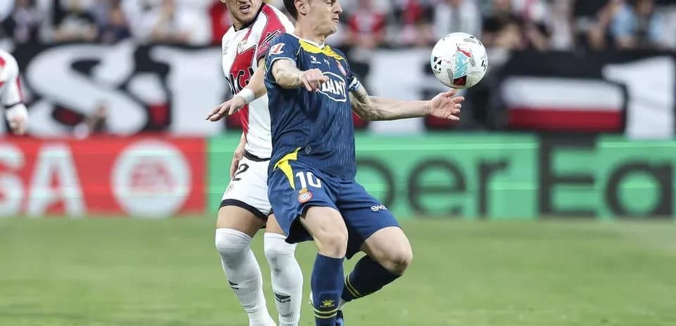 Jugador de Espanyol controlando el balón contra Rayo Vallecano