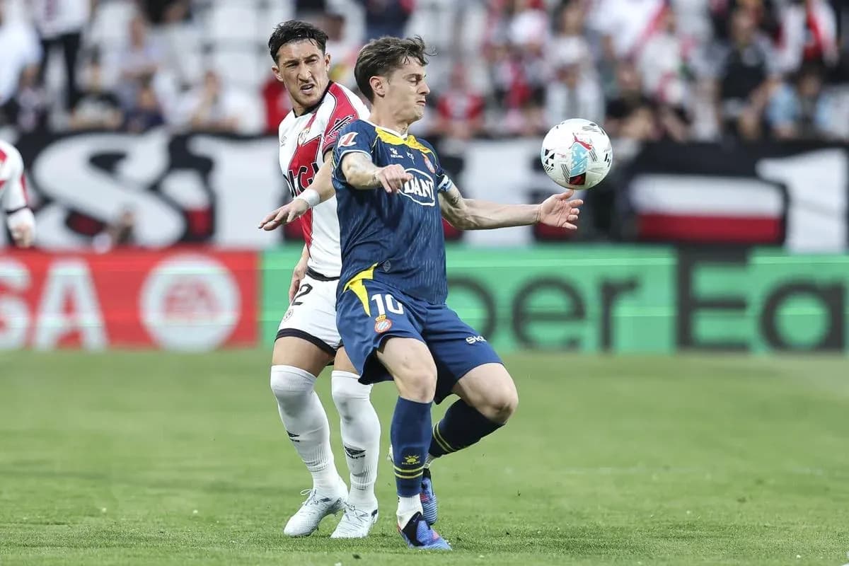 Jugador de Espanyol controlando el balón contra Rayo Vallecano