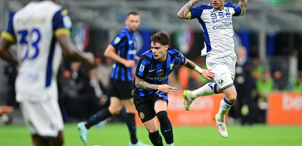 Jugador de Inter driblando a defensor de Hellas Verona