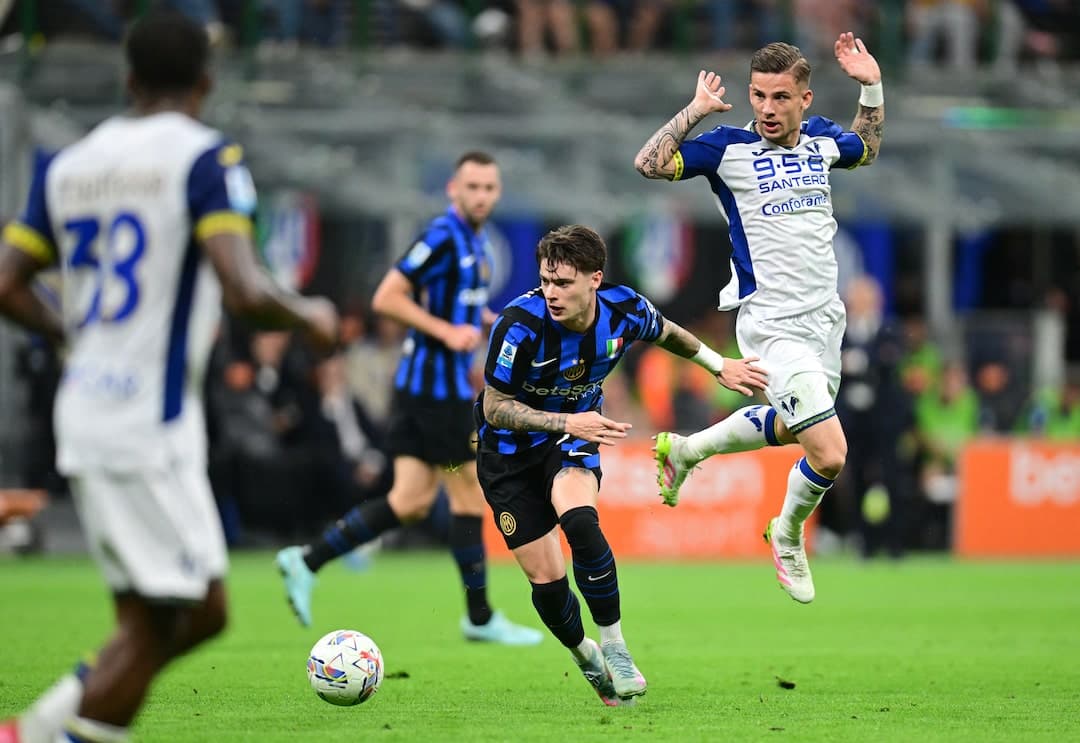 Jugador de Inter driblando a defensor de Hellas Verona