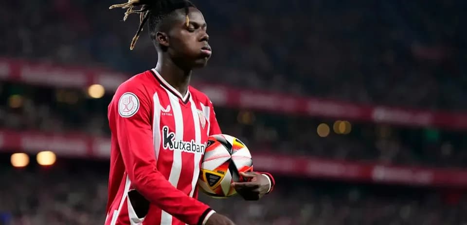 Jugador sosteniendo el balón durante el partido