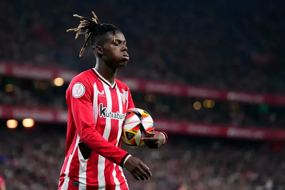 Jugador sosteniendo el balón durante el partido