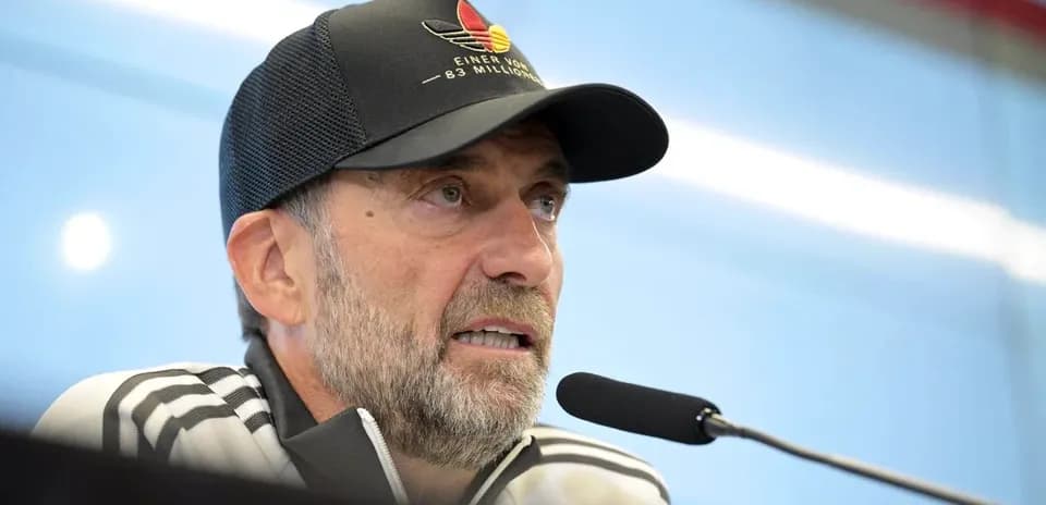 Entrenador hablando en conferencia de prensa