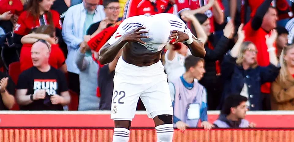 Jugador de Real Madrid celebrando frente a aficionados