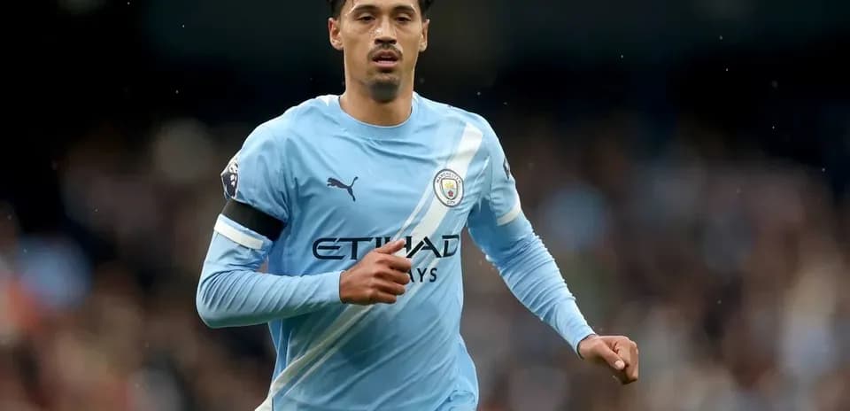 Jugador de Manchester City corriendo durante el partido