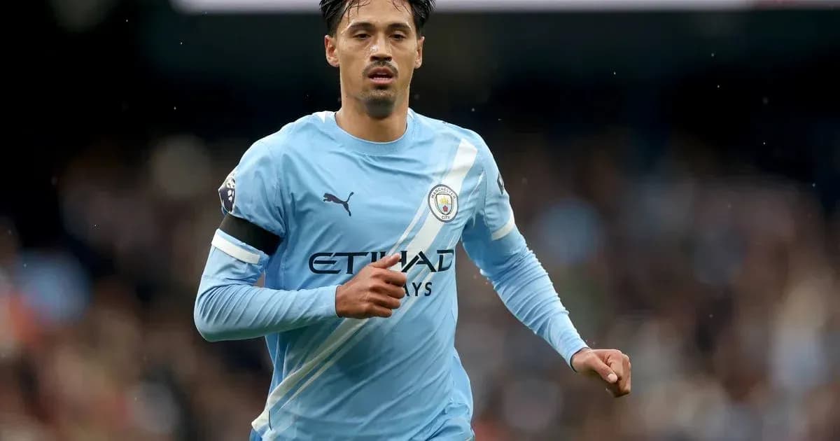 Jugador de Manchester City corriendo durante el partido