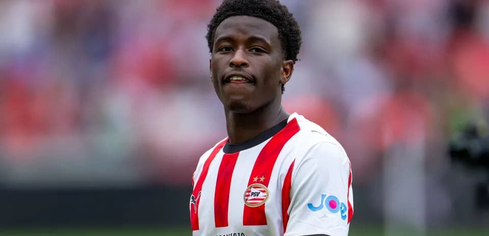 Jugador de PSV con camiseta roja y blanca en el campo