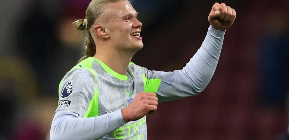 Jugador celebrando tras el partido con el puño en alto