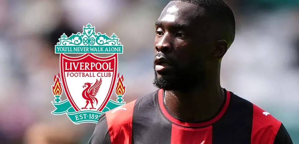Jugador con camiseta negra y roja junto al logo de Liverpool