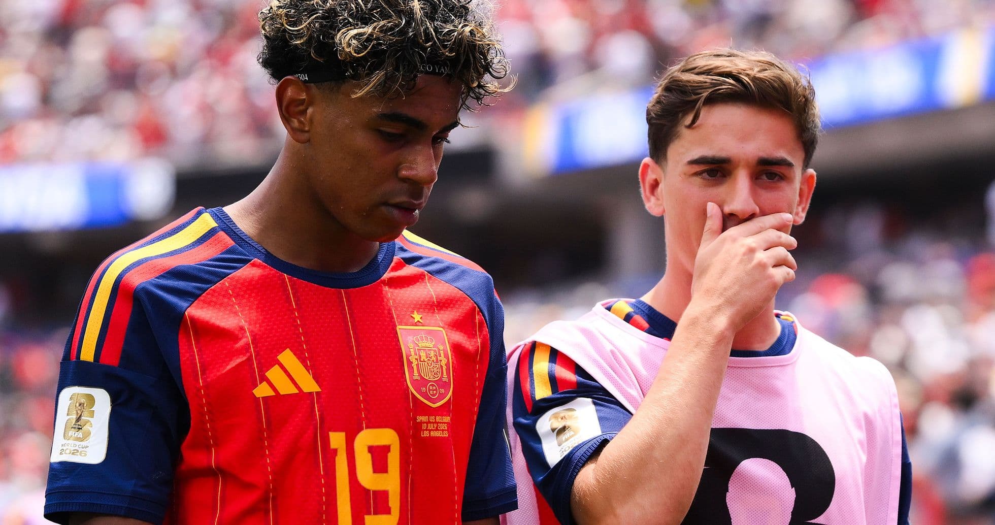 Jugadores de España en el banquillo durante partido