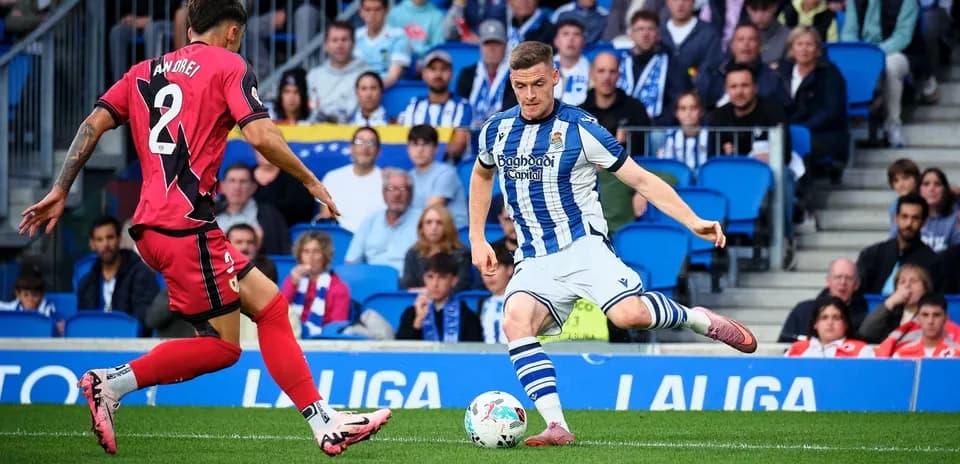 Andrei defendiendo contra jugador de la Real Sociedad