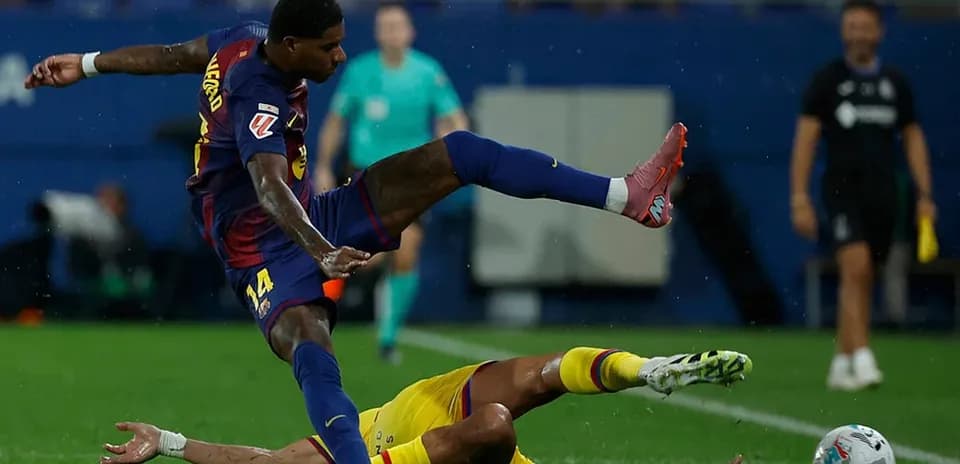 Jugador de Barcelona derribando a un rival