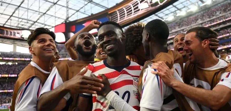 Jugadores de EE. UU. celebrando un gol en el estadio