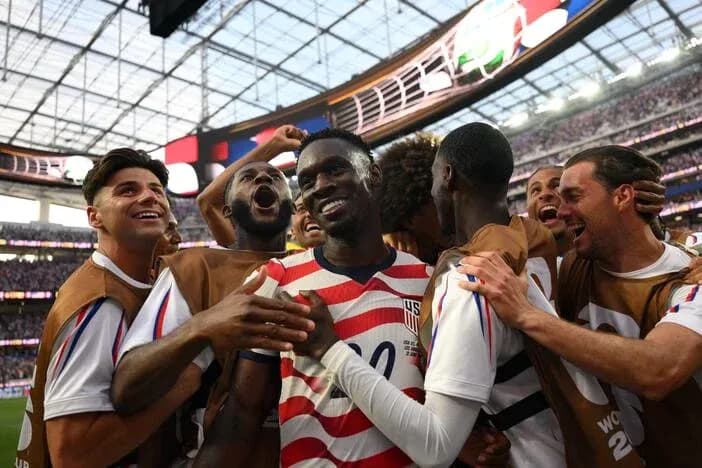 Jugadores de EE. UU. celebrando un gol en el estadio