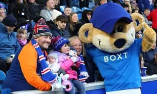 Familia y mascota en el estadio durante el partido