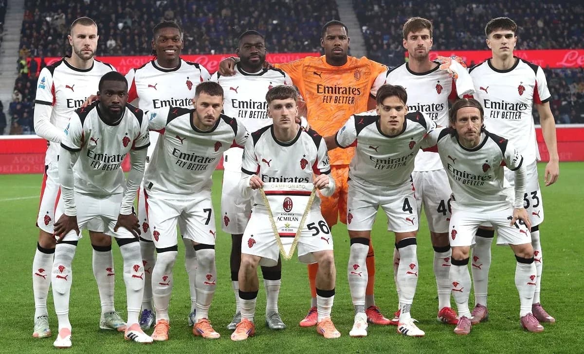 Equipo del AC Milan posando antes del partido